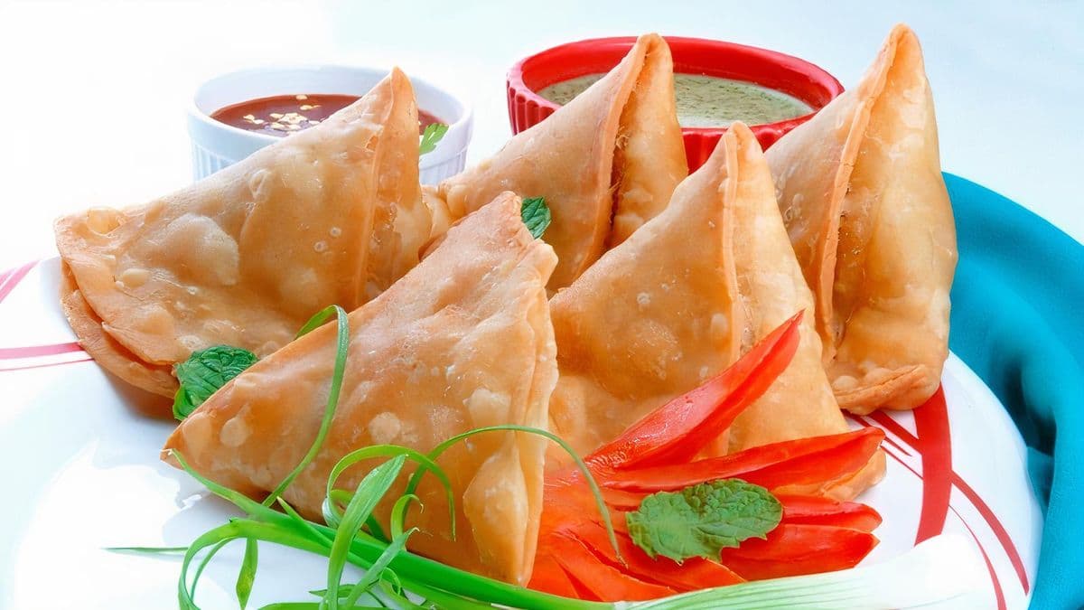 Vegetable Samosas/Lassi Combo