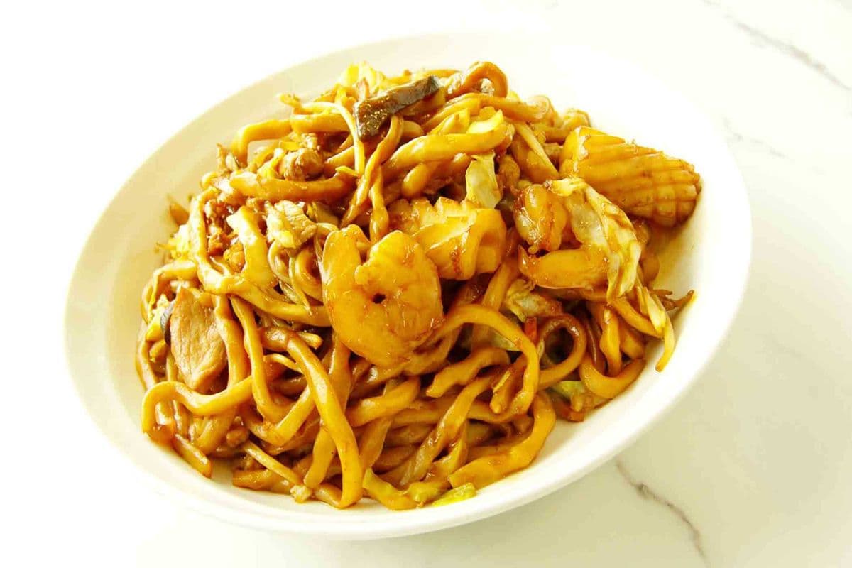 Fried Homemade Noodles with Seafood & Pork 海鮮粗炒麵