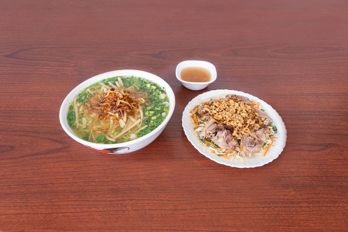 Vietnamese Duck Noodle Soup (Bun Mang Vit)
