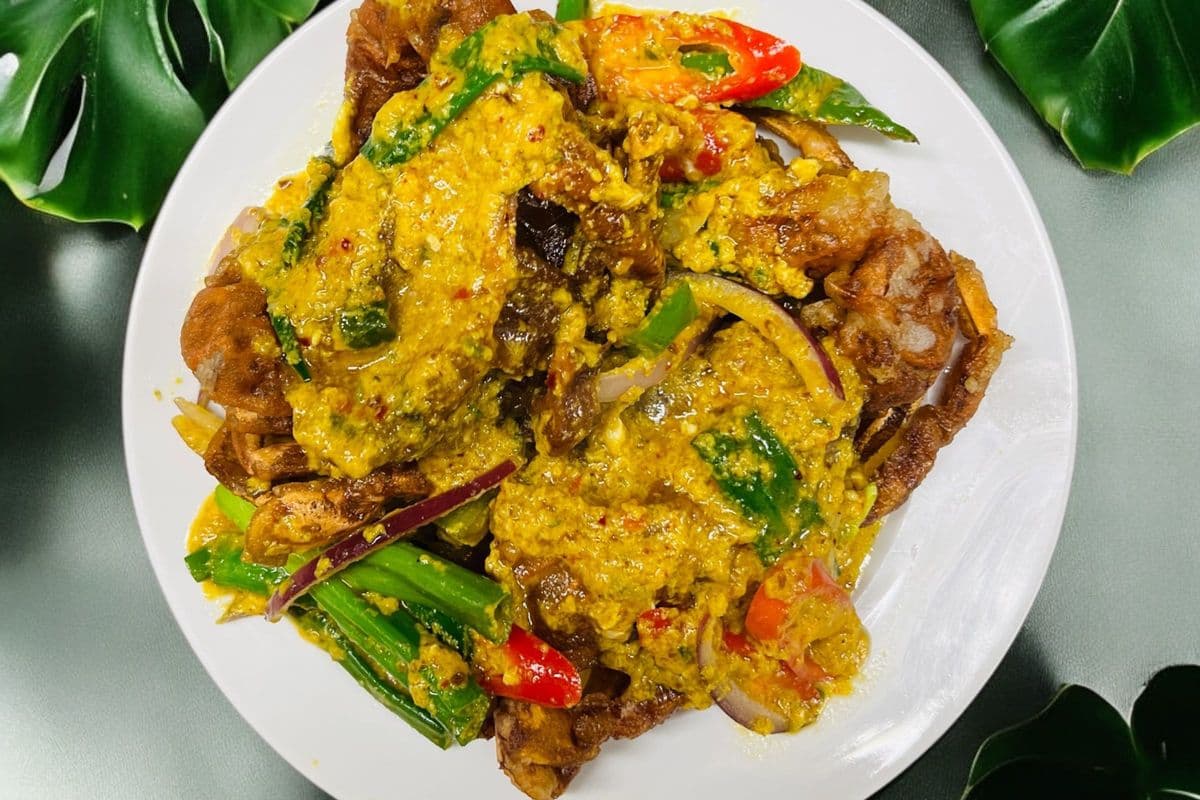 Soft Shelled Crab Pad Pong Karee with rice