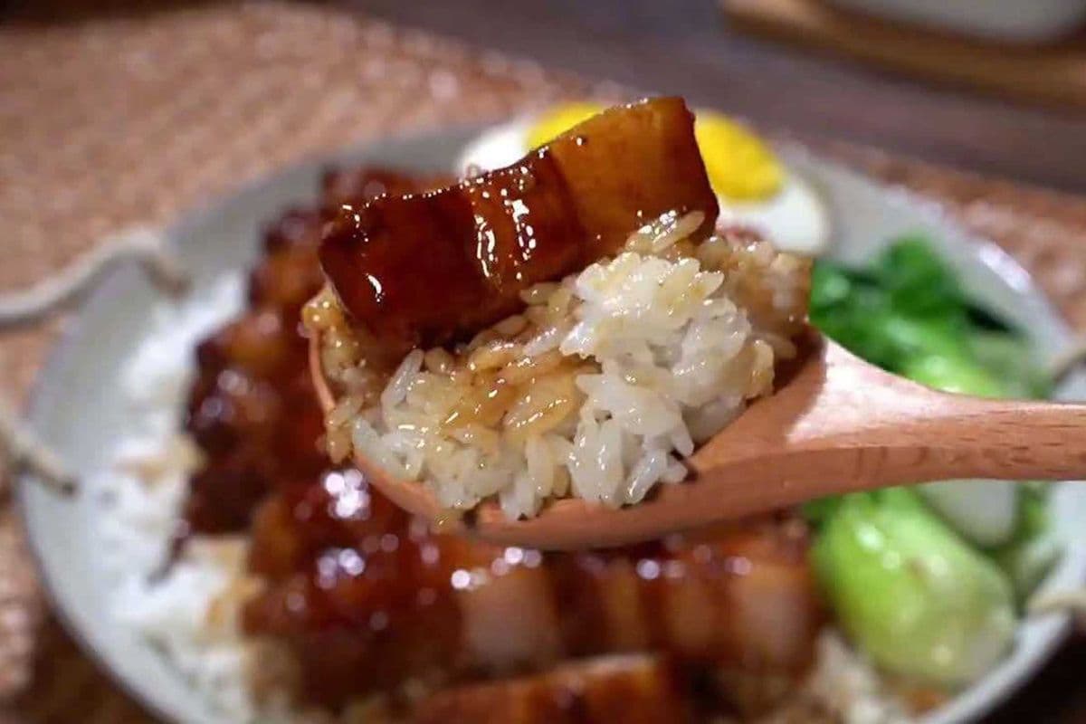 8. Red Braised Pork Belly Rice Bowl (红烧肉盖码饭)