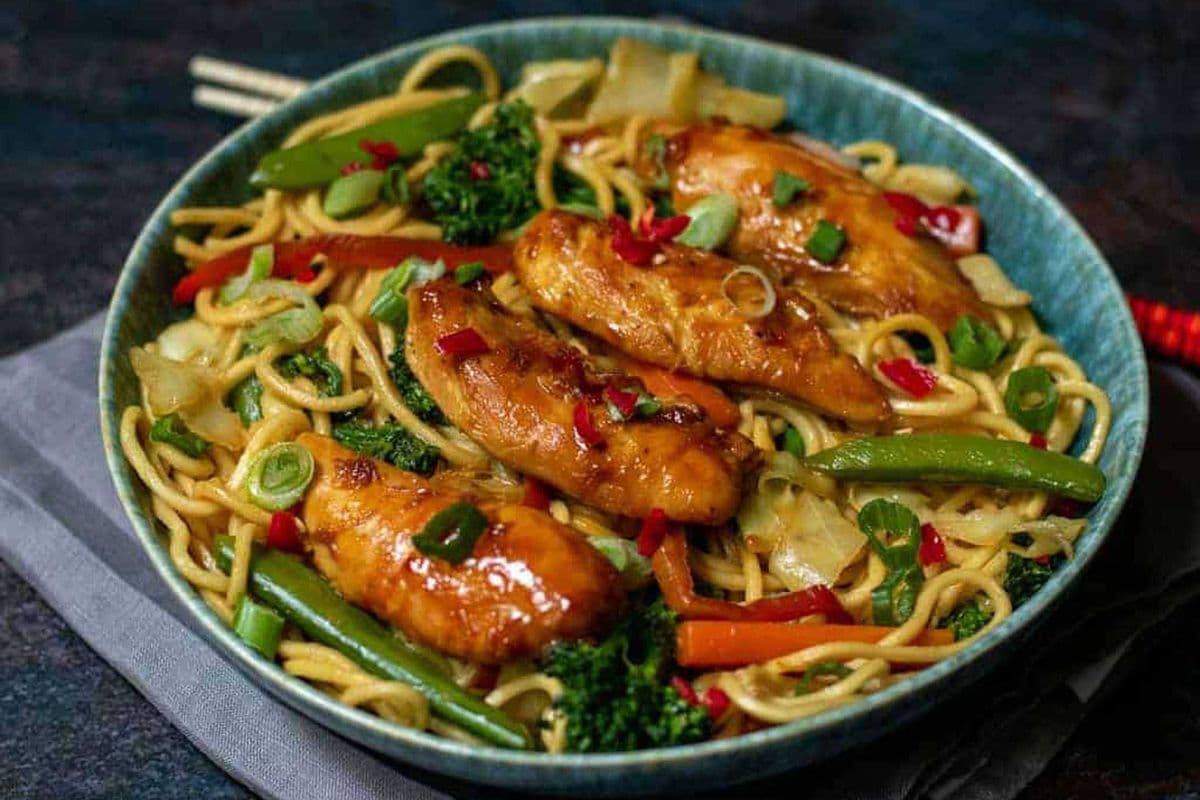 Nouilles sautées au poulet/ Stir fried noodles with chicken / Mì xào gà