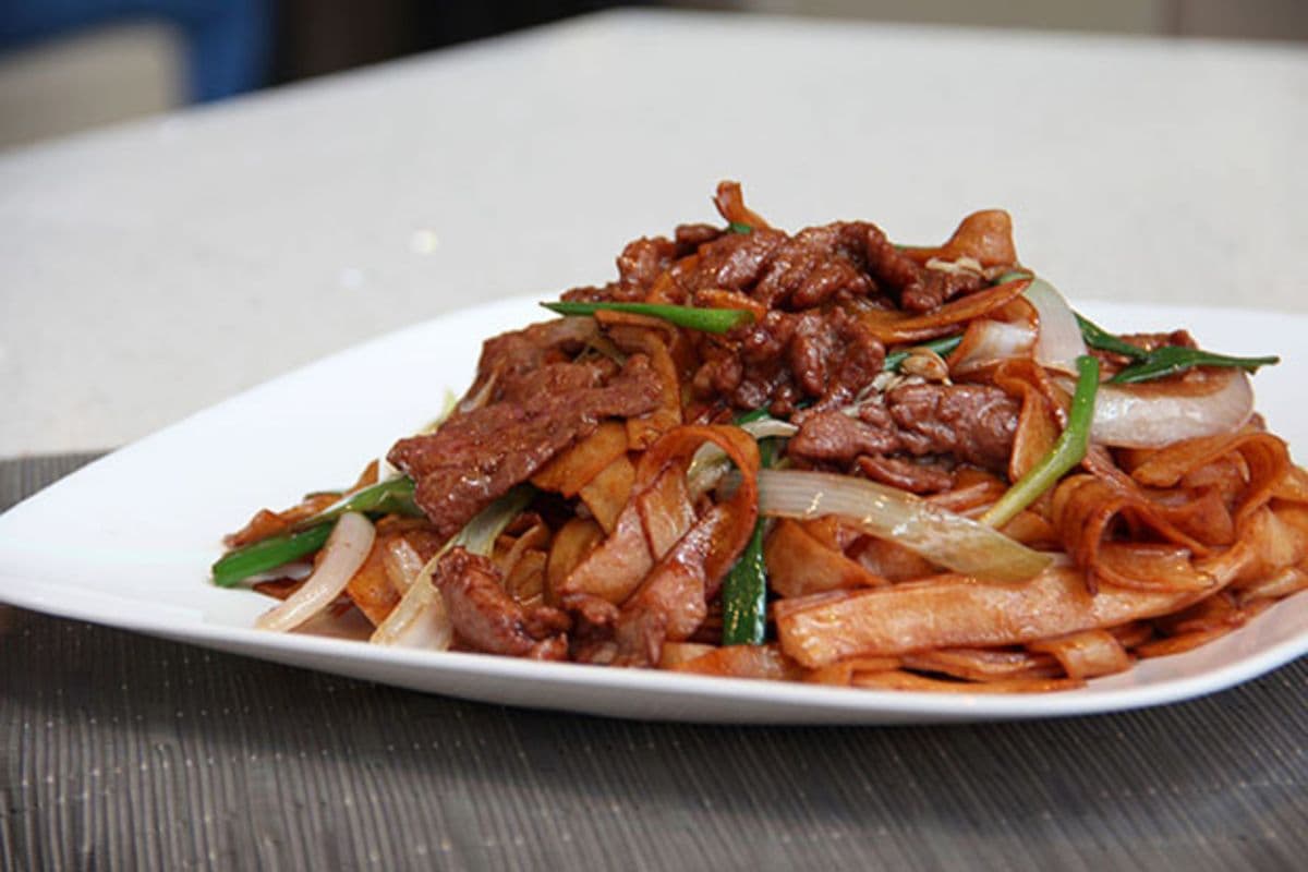 D05. Pan-Fried Flat Noodles with Sliced Beef in Soya Sauce