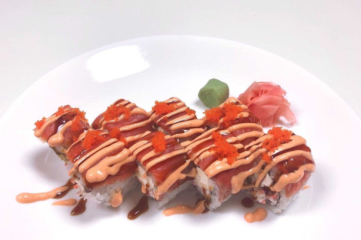Smoked Salmon and Cream Cheese Roll (8pcs)