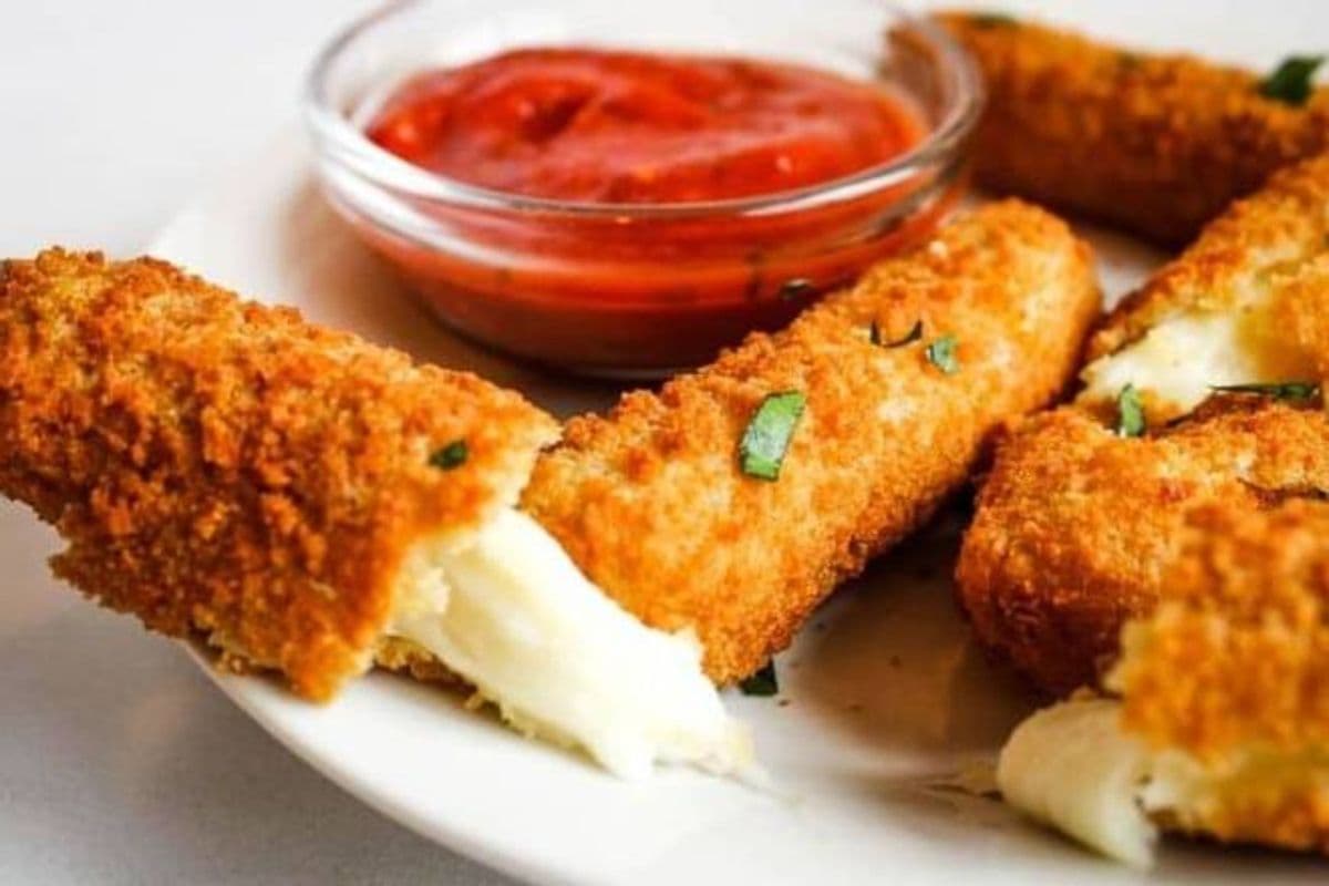 Mozzarella Sticks (6 pcs)