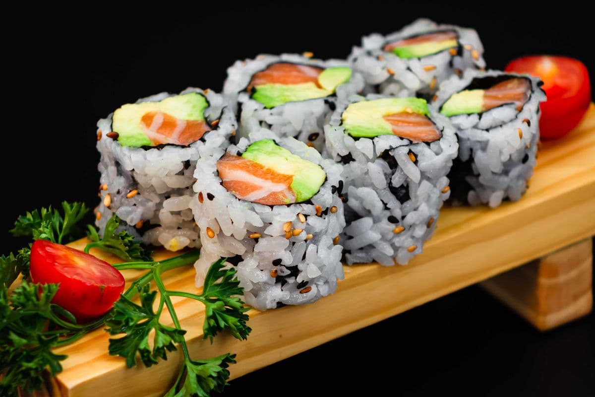 Salmon and Avocado Roll (6 pcs)