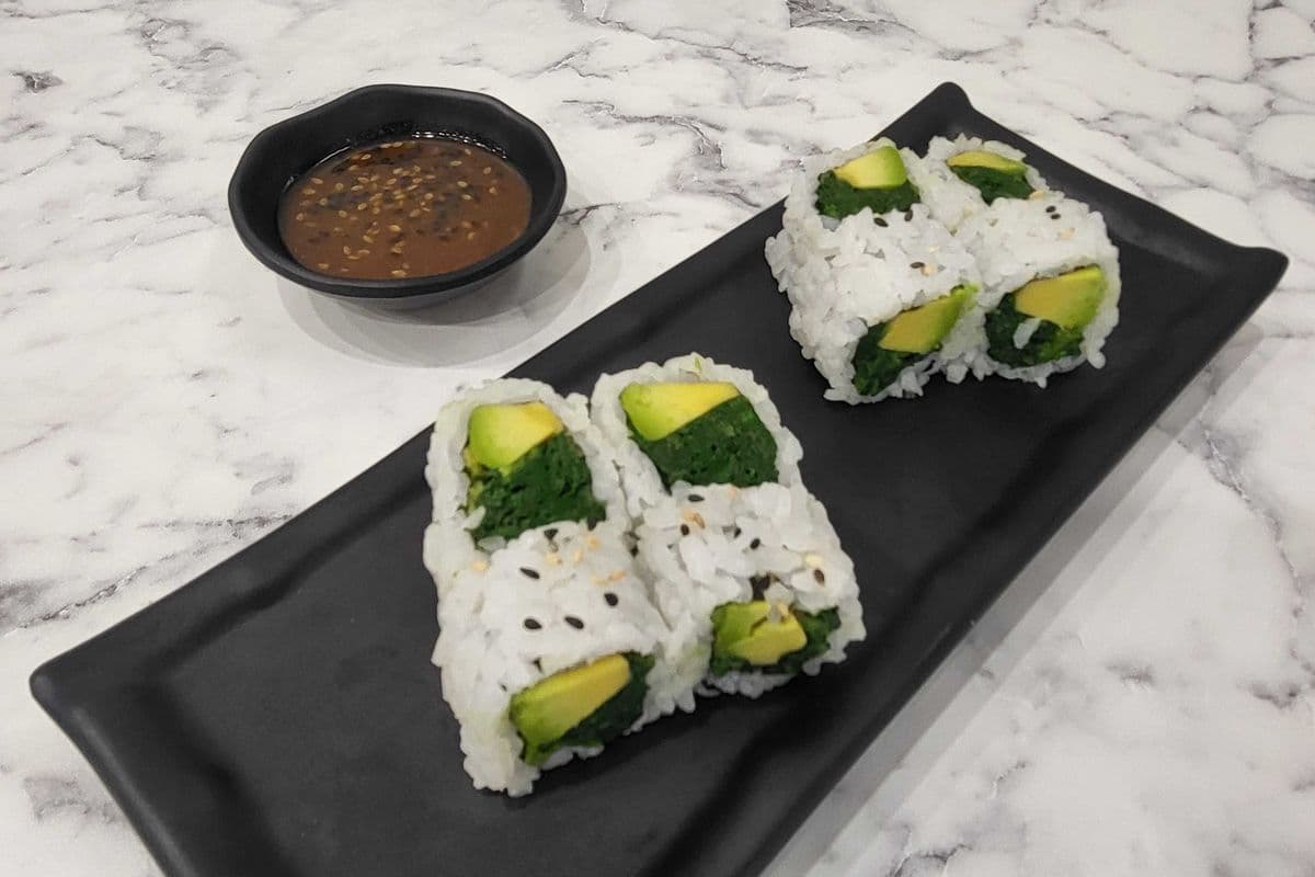 VR6. Spinach & Avocado Roll (8 pcs)