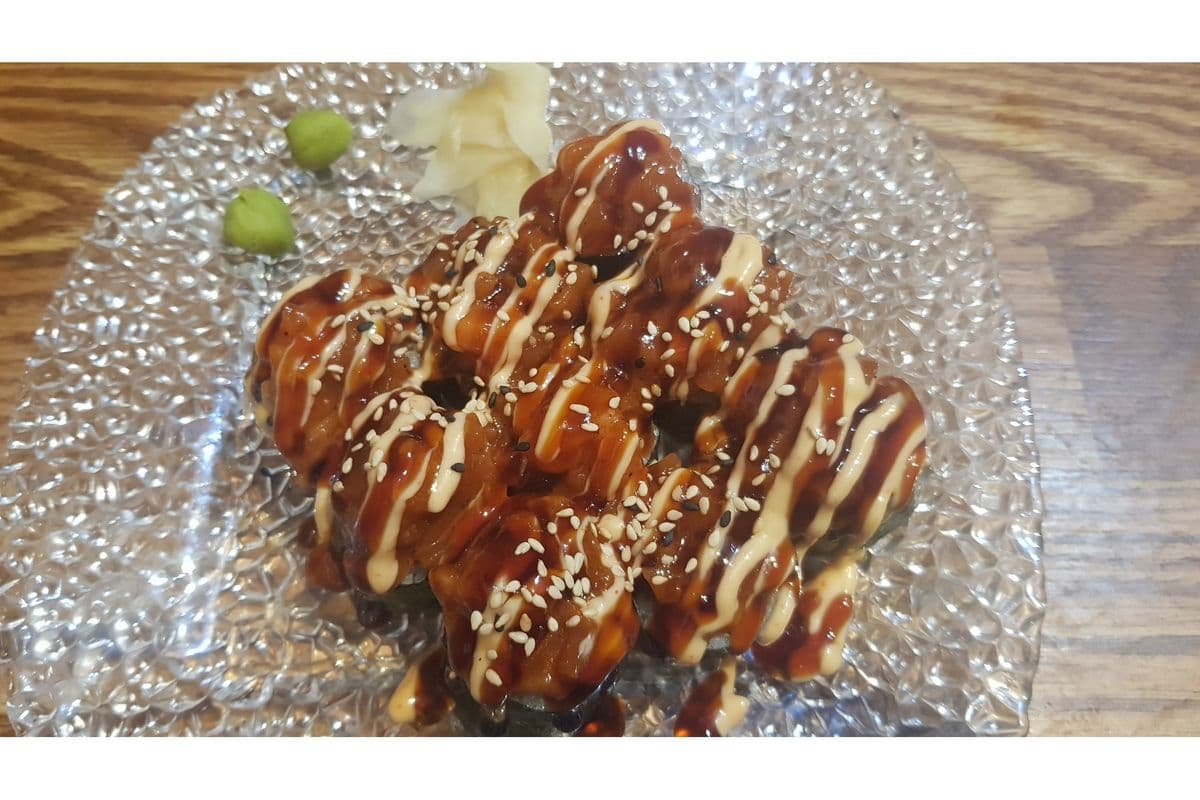 Spicy Salmon Roll (9pc)