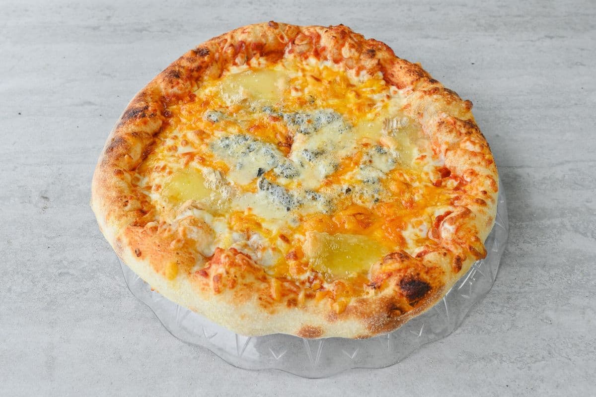 2 Pizzas extra-larges aux 4 fromages / 2 Extra-Large 4 Cheese Pizzas