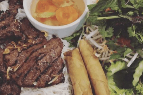 31. Vermicelle au boeuf grillé et 2 rouleaux impériaux / Grilled Beef and Two Imperial Roll on Vermicelli
