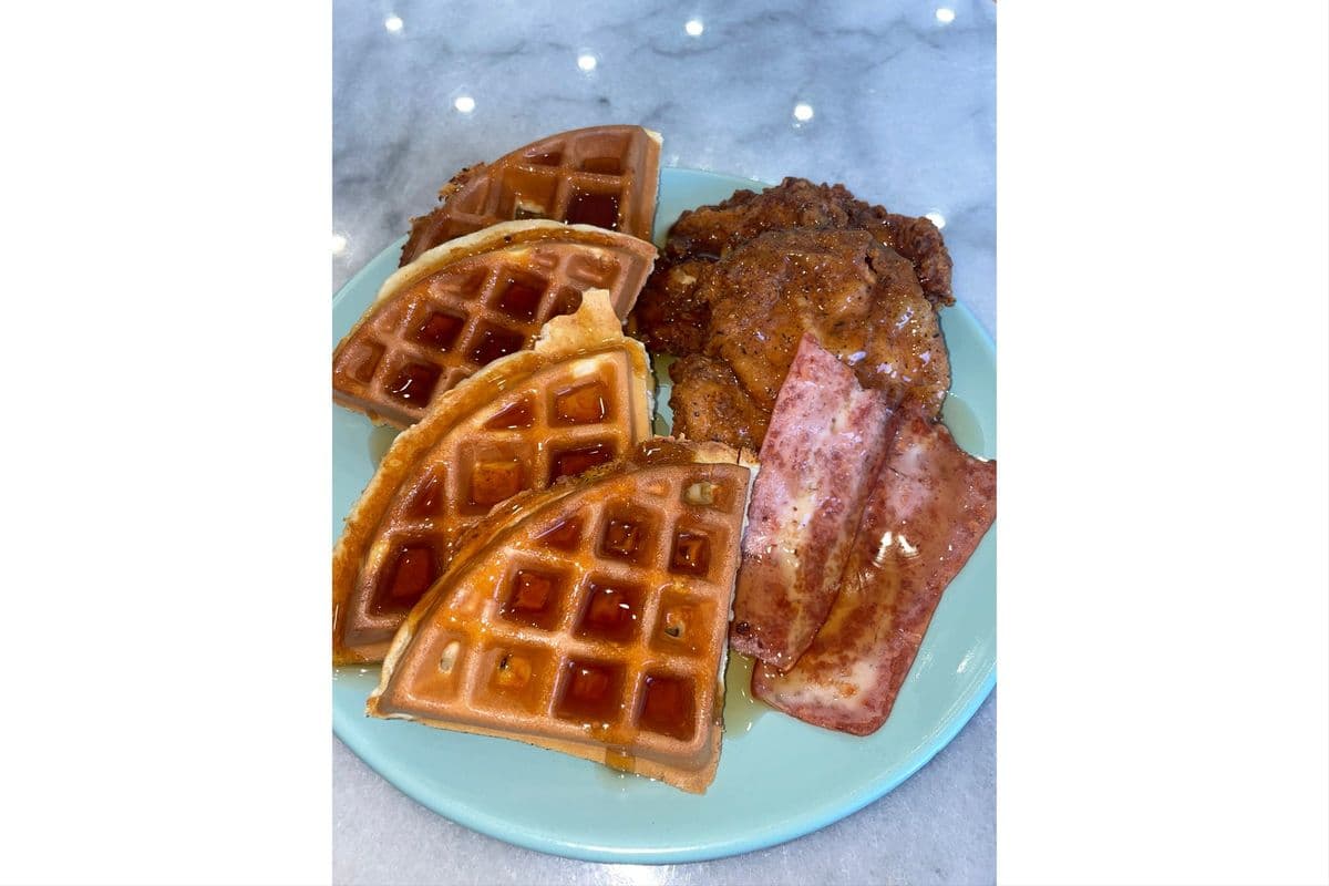 Bacon Deluxe Chick'n Waffle Plate