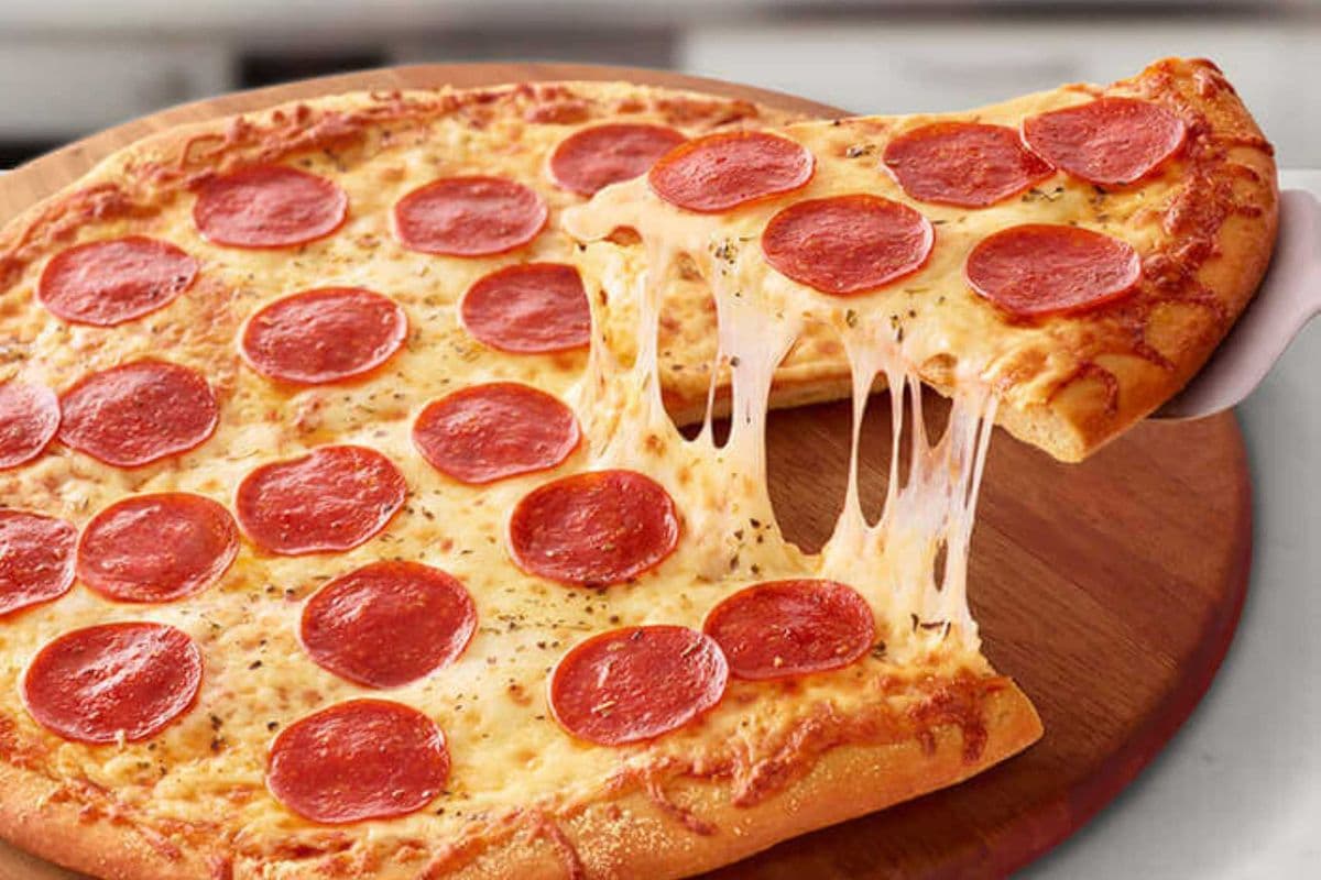 MEDIUM Pepperoni and cheese pizza