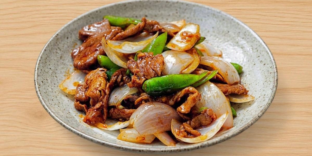 Beef Sauteed with Onions and Ginger / Boeuf sauté avec oignons et gingembre (RIZ ET SALADES)