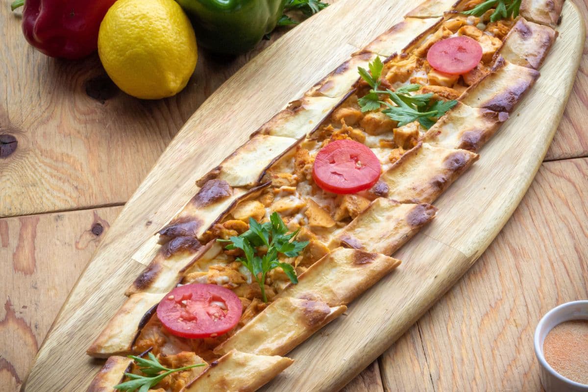 Tavuklu Kasarli Pide (Chicken & Mozzarella)