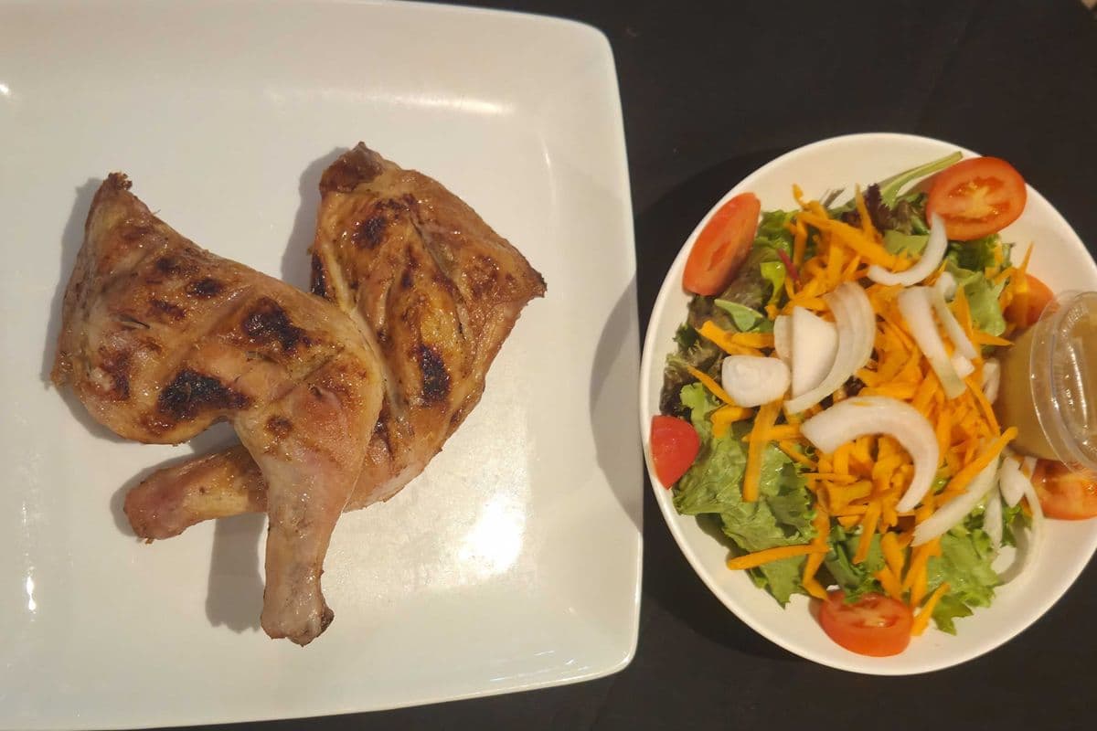 Deux Cuisse avec un Choix (Frites, Salade ou Riz Medium)