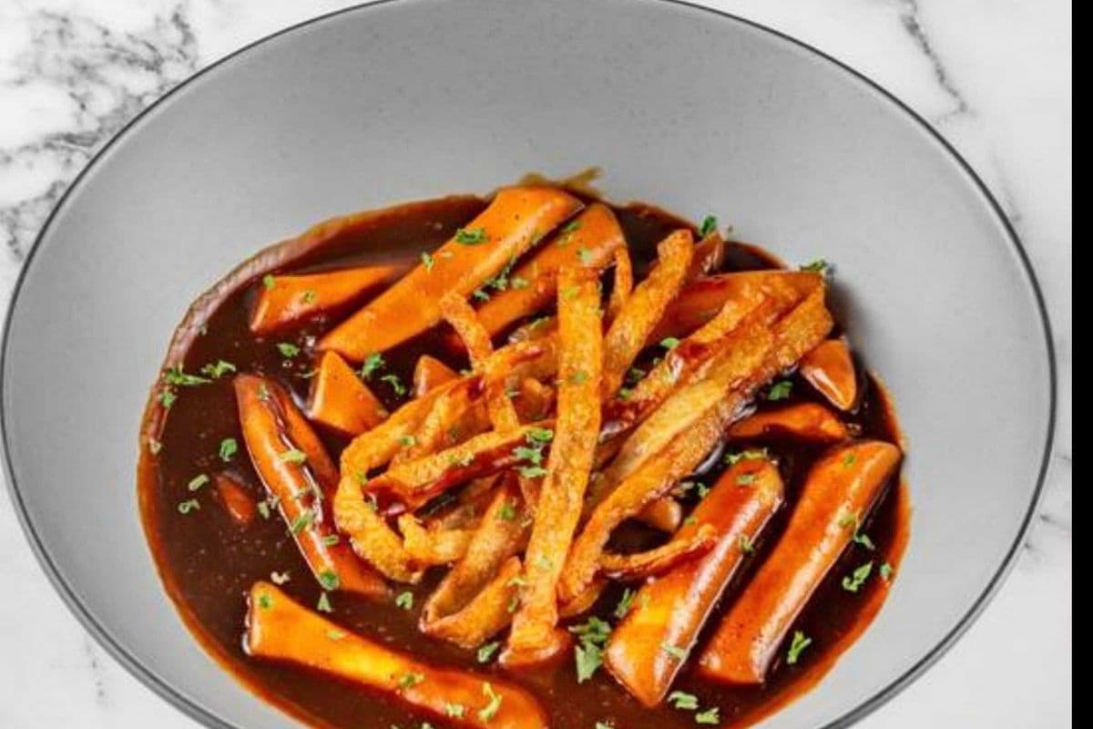 Jjajang Tteokbokki (짜장 떡볶이)
