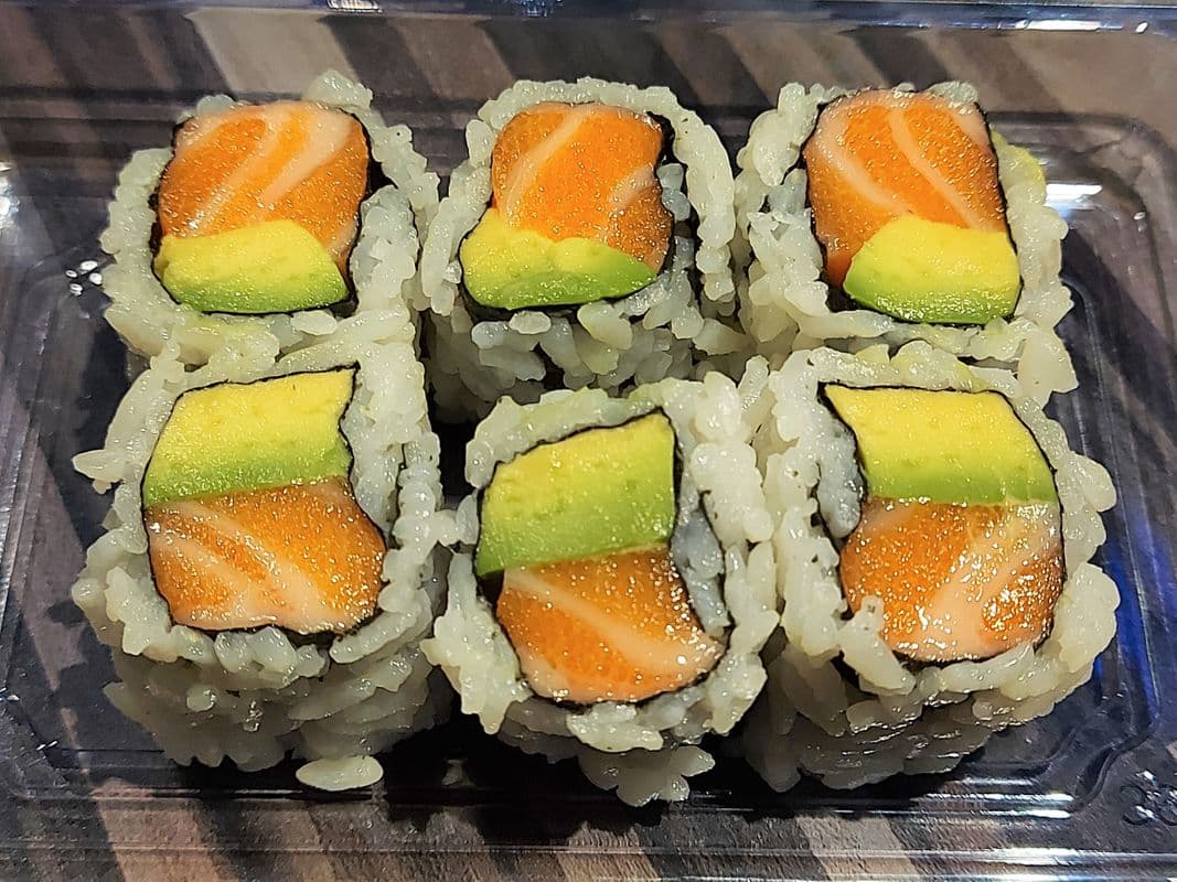 Salmon Avocado Roll (6 pcs) (A605)