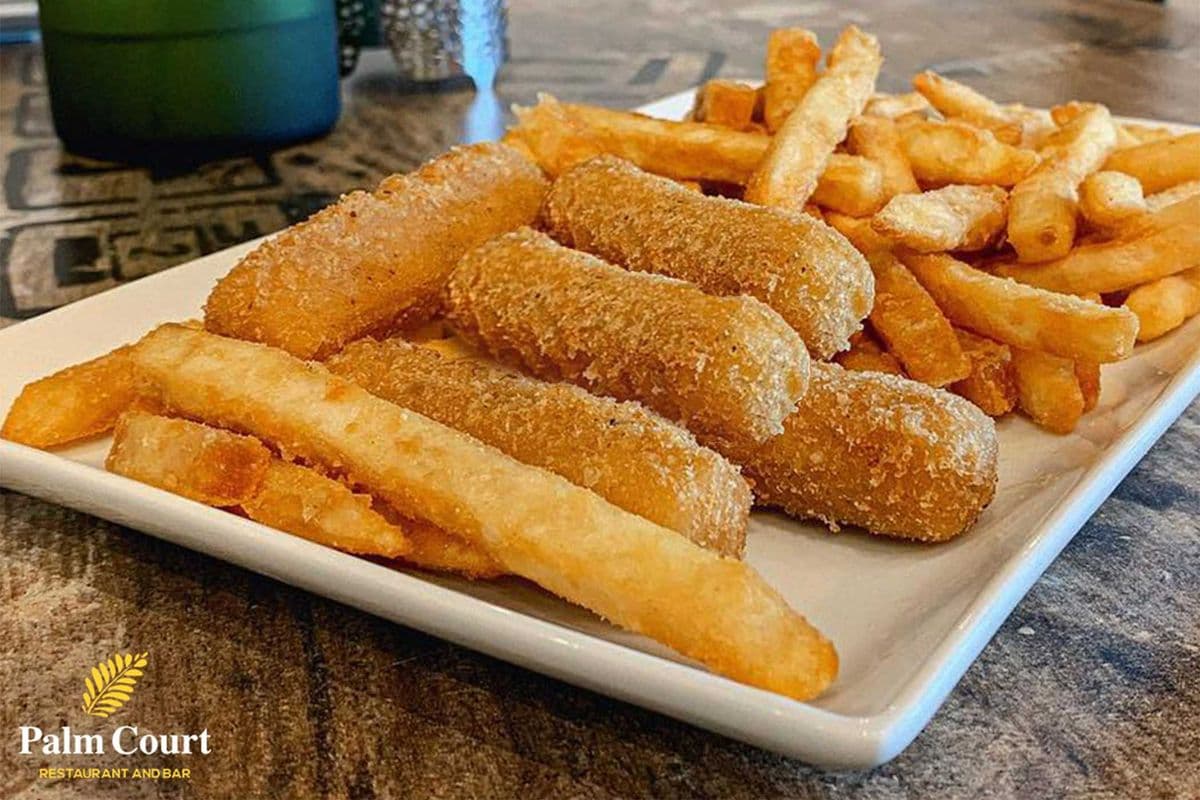 Mozzarella Sticks (6 pcs) with Fries