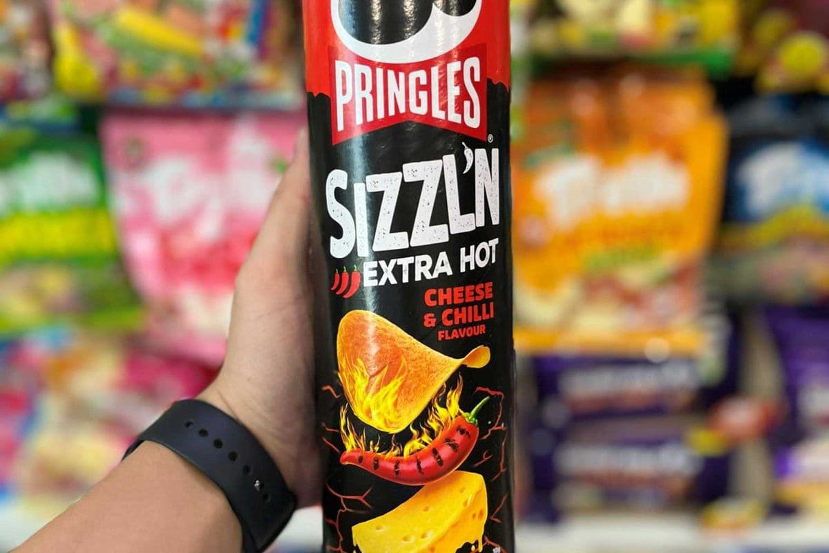 (UK) PRINGLES SIZZL'N EXTRA HOT CHEESE & CHILLI - 180G