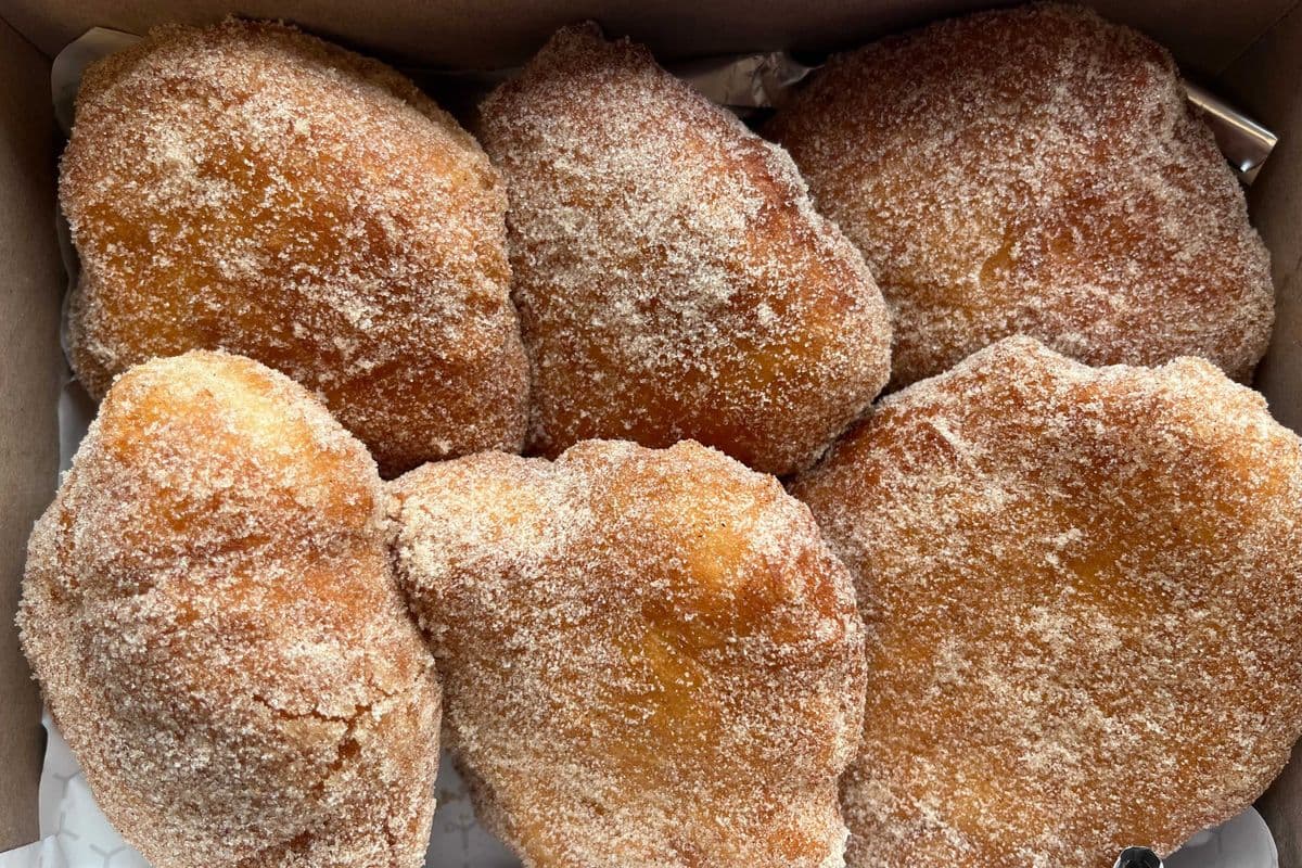 Fresh Frybread dusted in Cinnamon & Sugar (6pce)