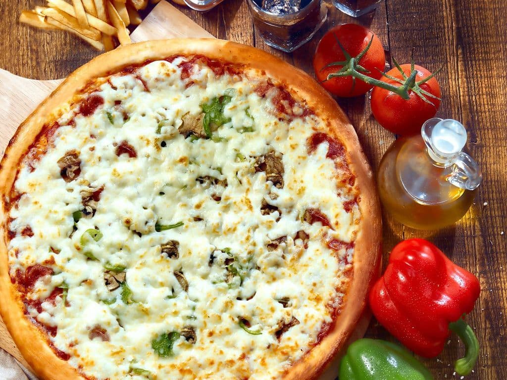 Pizza Moyenne 14" avec Frites sauce et 3 breuvages