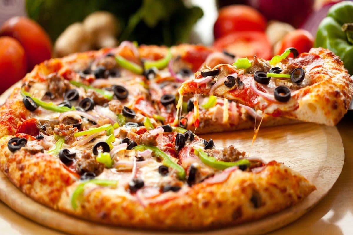 Medium Deluxe Pizza