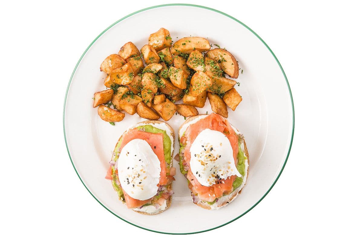 2 tartines à l'avocat et saumon fumé avec pommes de terre