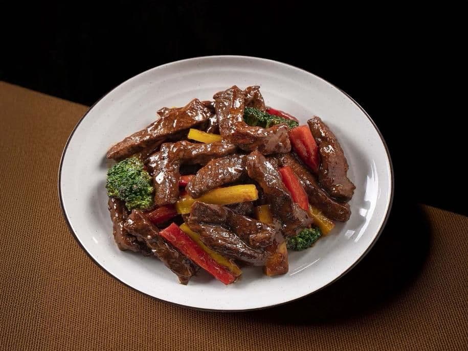 Stir-fry beef fillet with black pepper sauce / 黑椒牛柳