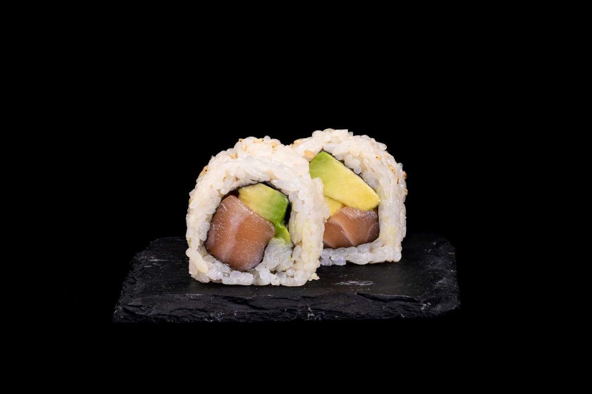 C15. Salmon Avocado Roll (8pcs)