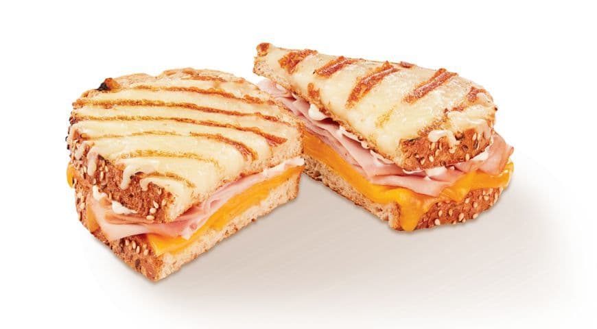 Sandwich gratiné au fromage fondu et au jambon