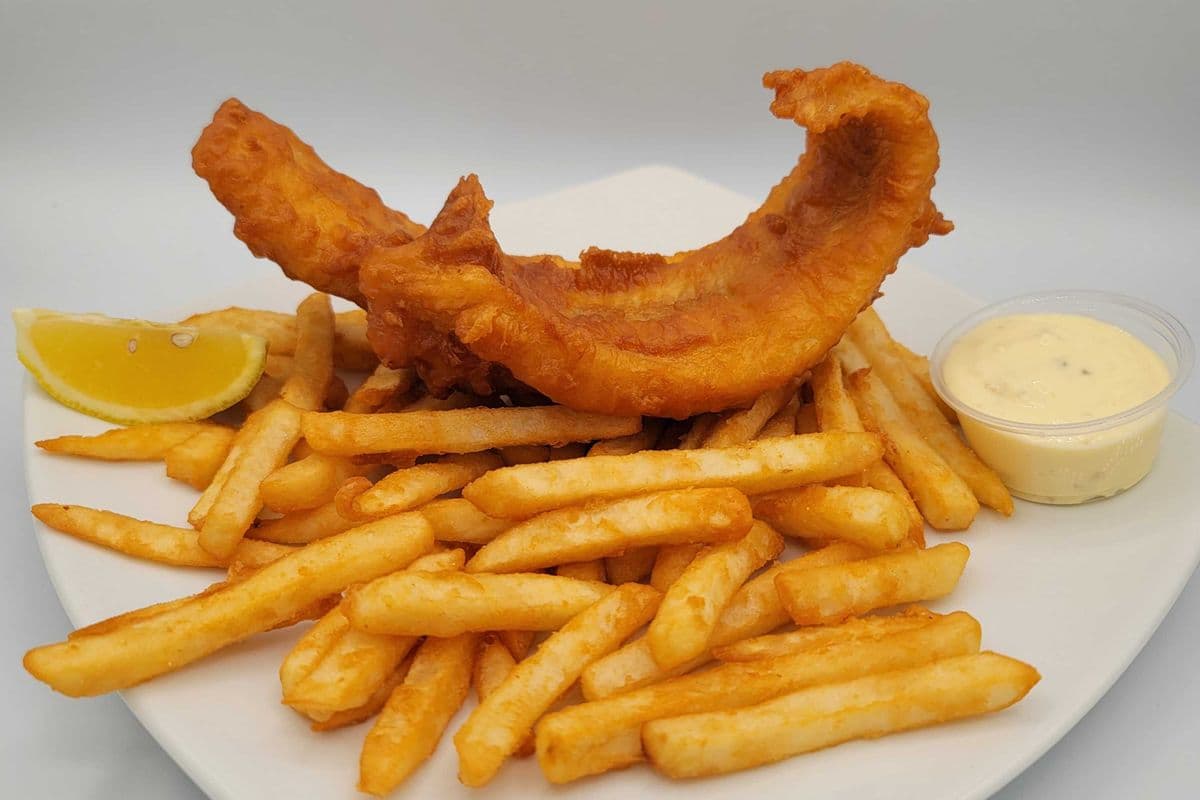 Fish & chips Basa freshly light battered (6 to 7)
