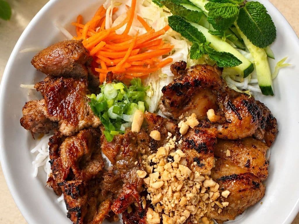 423. Grilled Chicken and Grilled Pork on Vermicelli Noodles