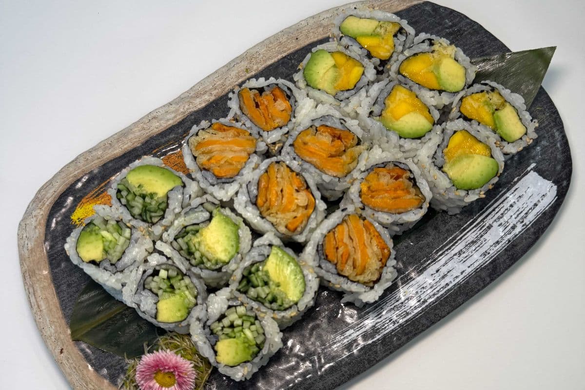 C9. Veggie Roll Combo (18 pcs) 素菜卷物套餐
