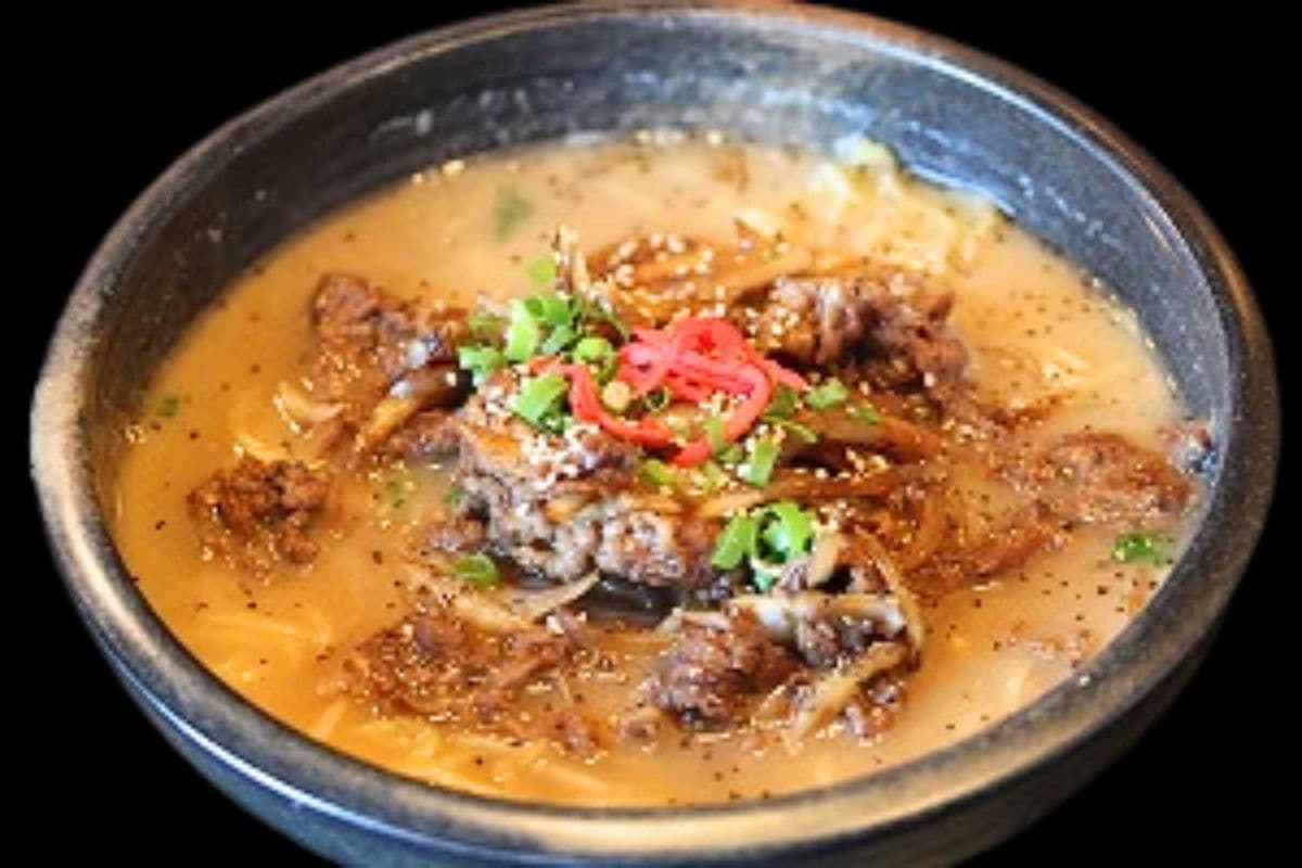 Ramen in Rich Black Pepper Garlic Broth with Grilled Beef 燒汁牛肉拉麵(蒜茸黑椒湯底)