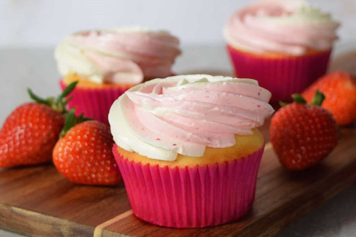 Vanilla Strawberry Buttercream Cupcakes (4 pcs)