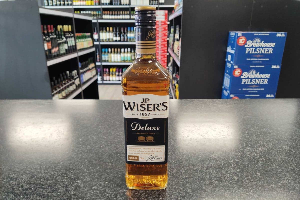J.P Wiser's - Deluxe (1 x 750 ml Bottle)