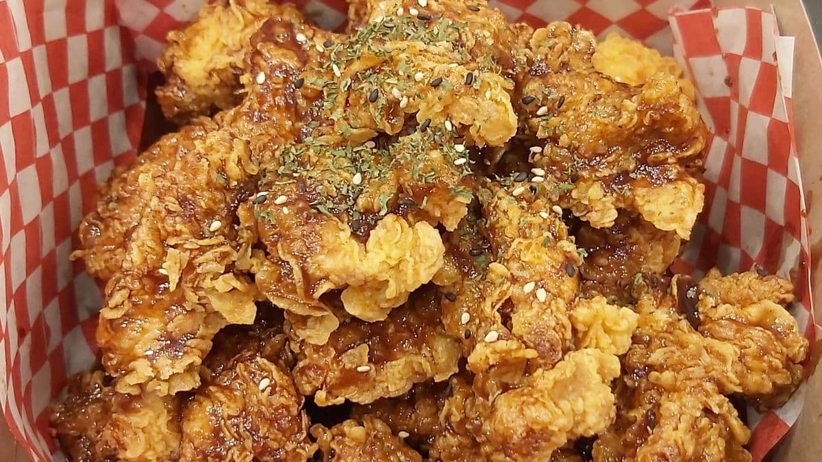 37. Poulet frit désossé et enrobé de sauce / Coated Boneless Fried Chicken