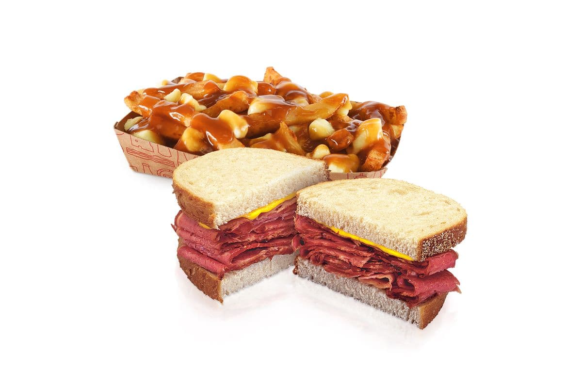 Sandwich à la viande fumée avec poutine / Smoked Meat Sandwich with Poutine