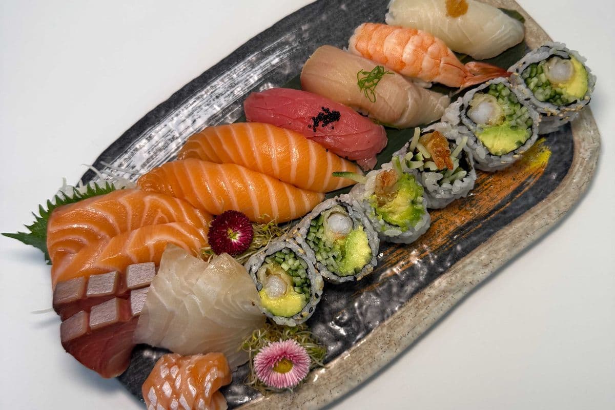 C4. Sashimi, Sushi, and Roll Combo (19 pcs) 刺身+壽司+卷套餐