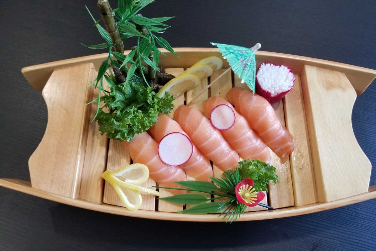 Salmon Sushi (5pcs)