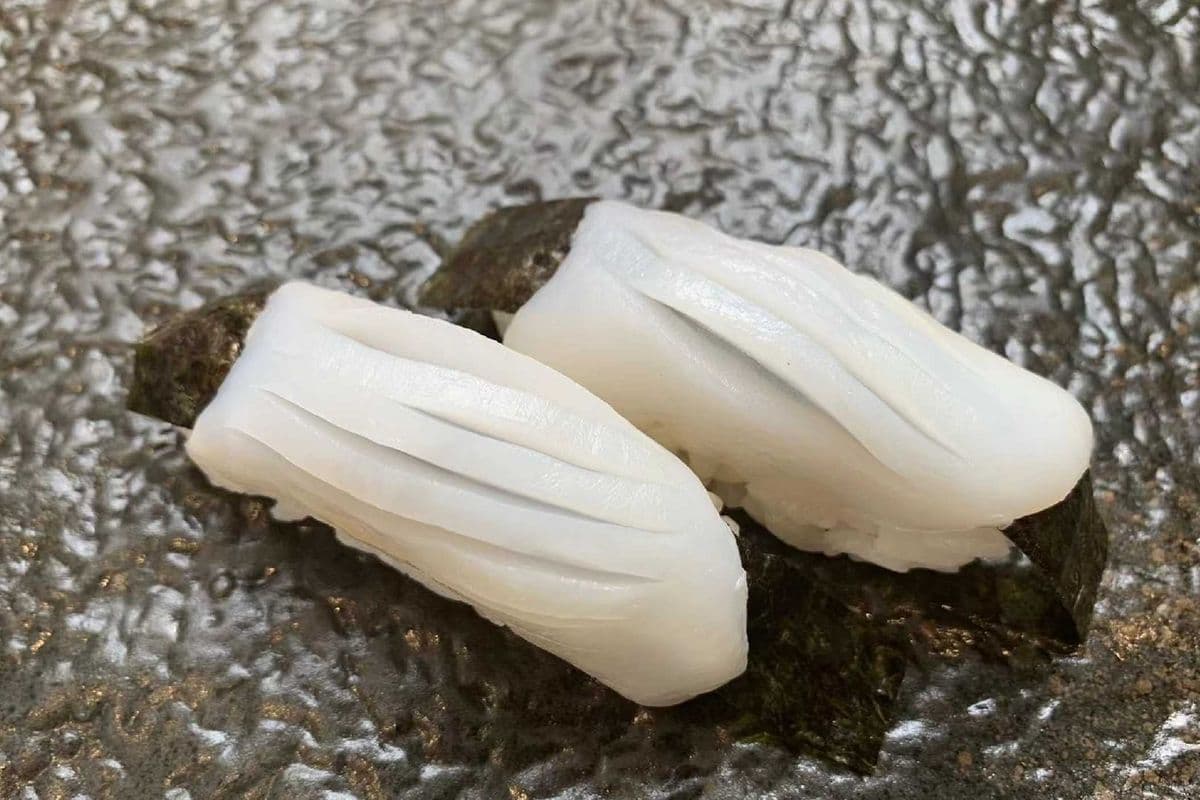 H07. Squid (2pcs) 鱿⻥寿司