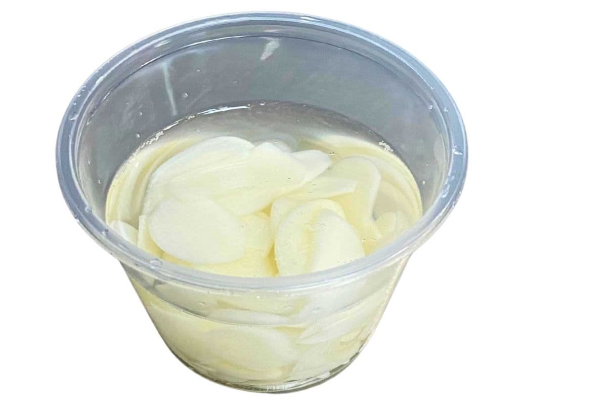 E105. Pickled Sliced Garlic (2 oz)