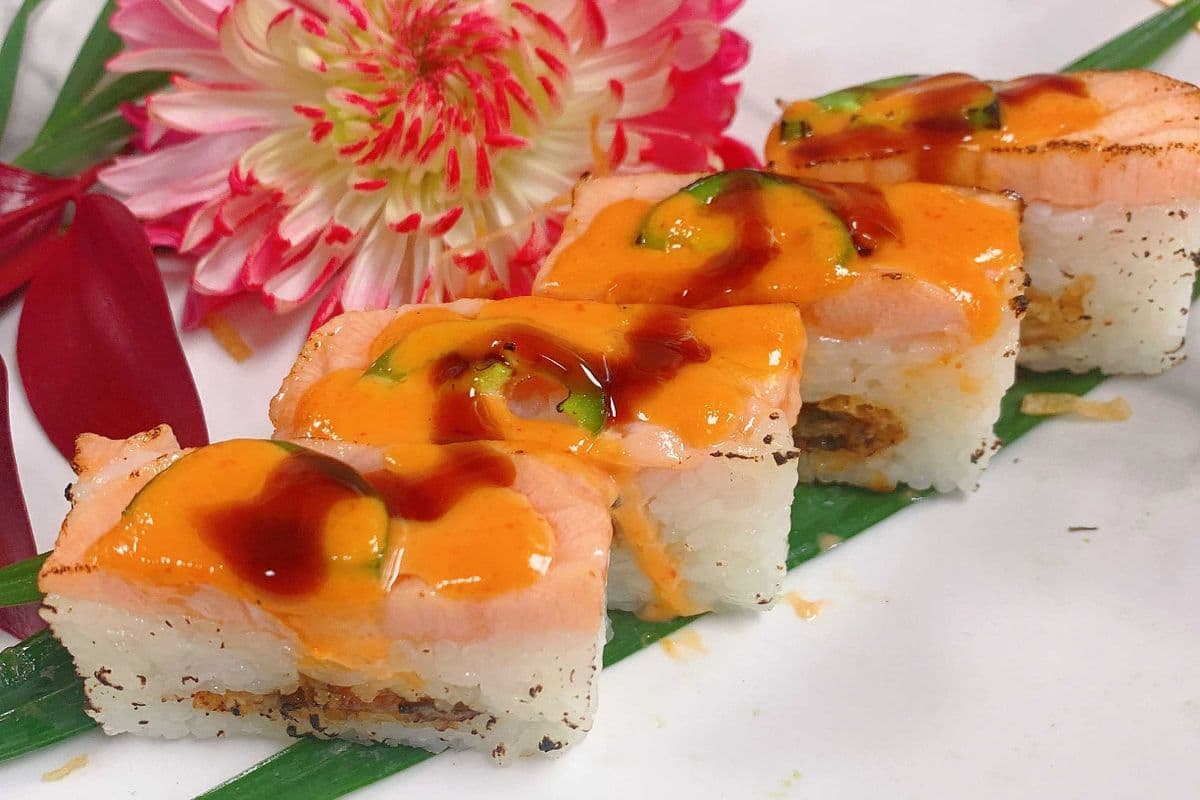 H12. Blowtorch Salmon Pressed Sushi with Deep-Fried BBQ Eel (8 pcs)