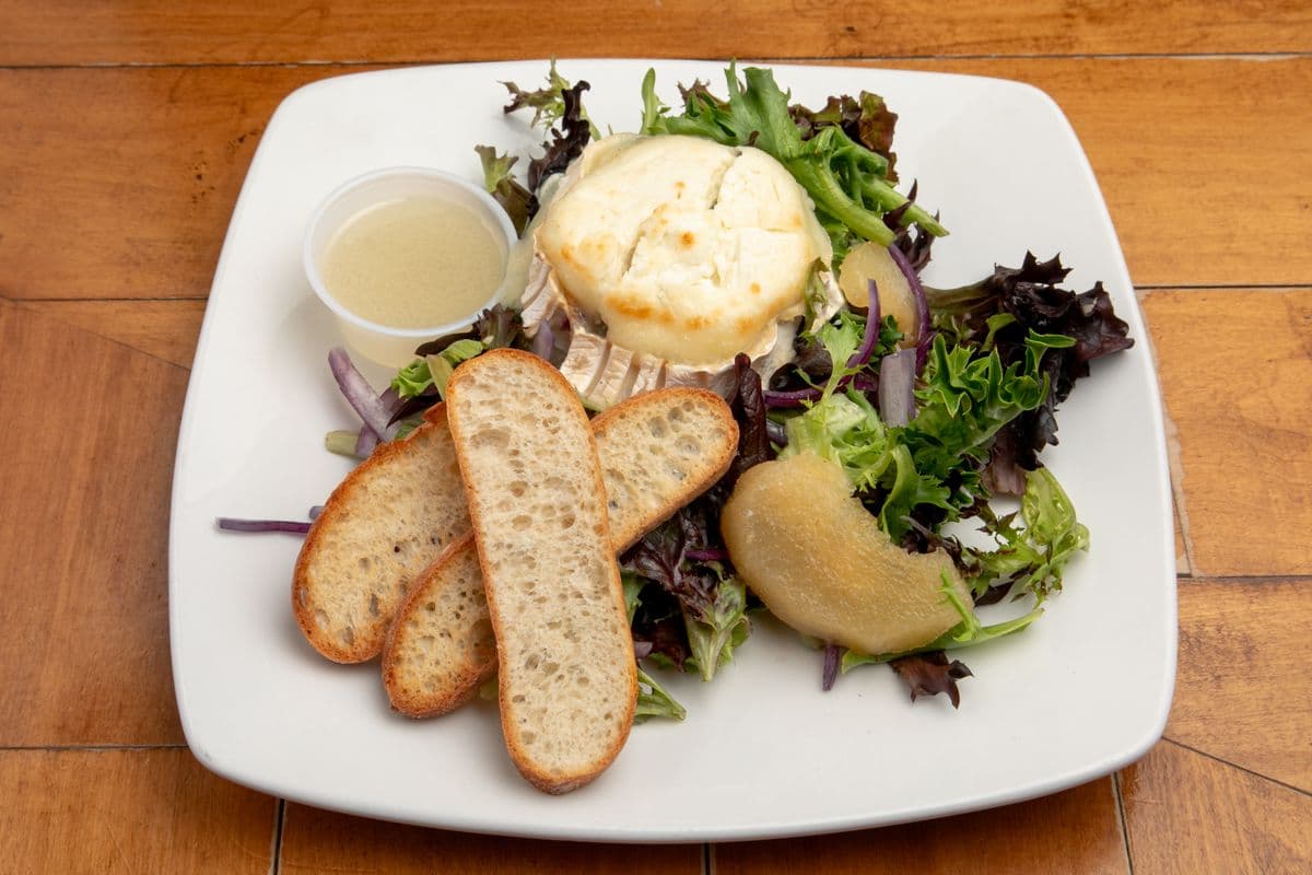 Salade La chèvre chaude et poire / Goat Cheese and Pear Salad