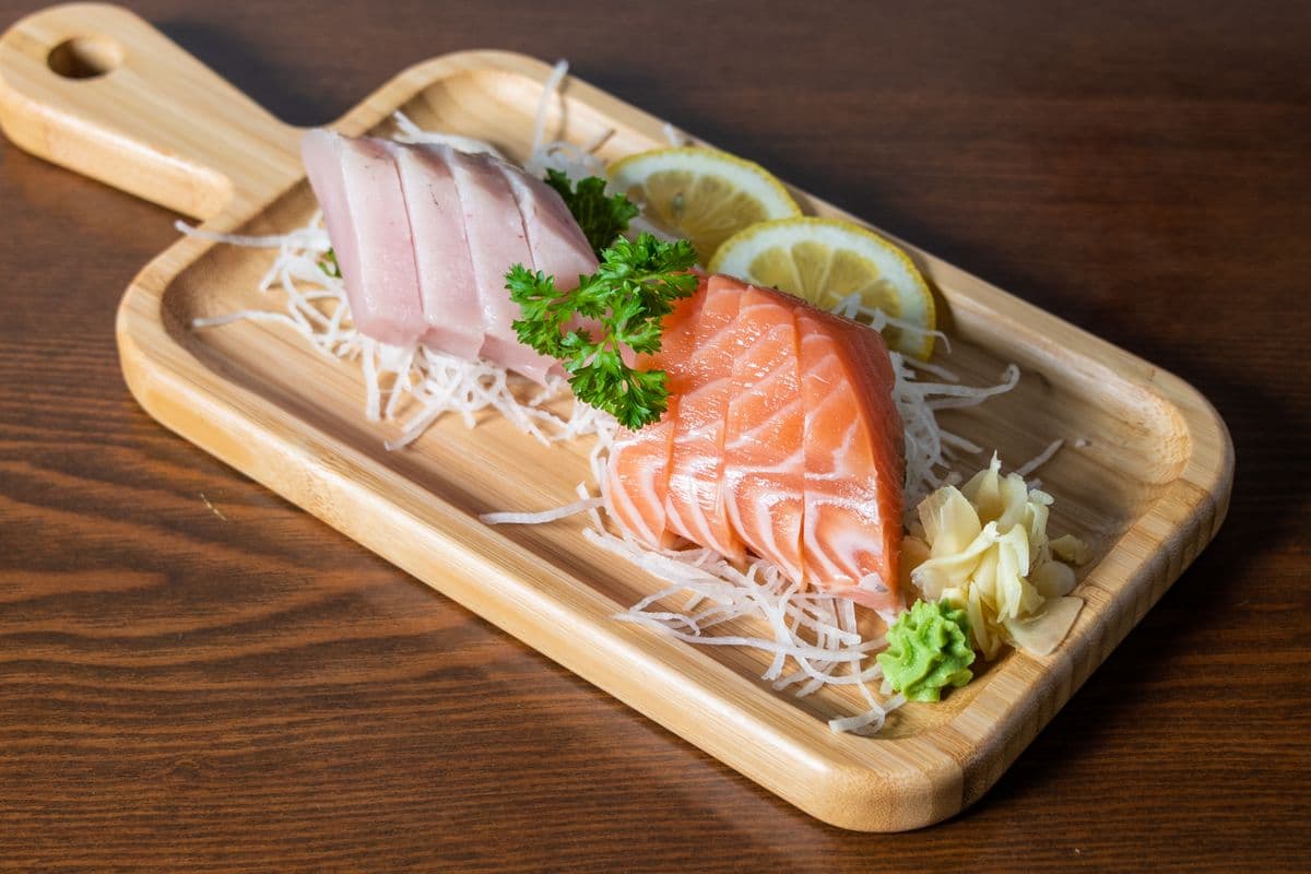 Tuna and Salmon Sashimi (8 pcs)