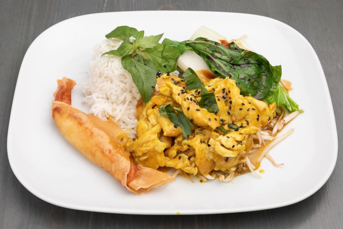 H. Poulet sauté avec de la sauce balinaise aux arachides / Chicken Sauteed in Balinese Peanut Sauce