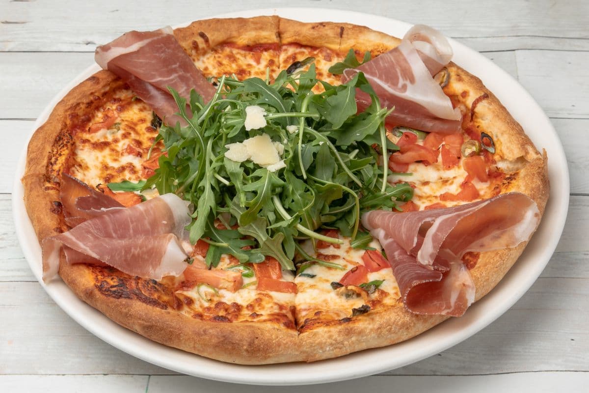 Pizza au prosciutto et à la roquette / Prosciutto and Arugula Pizza