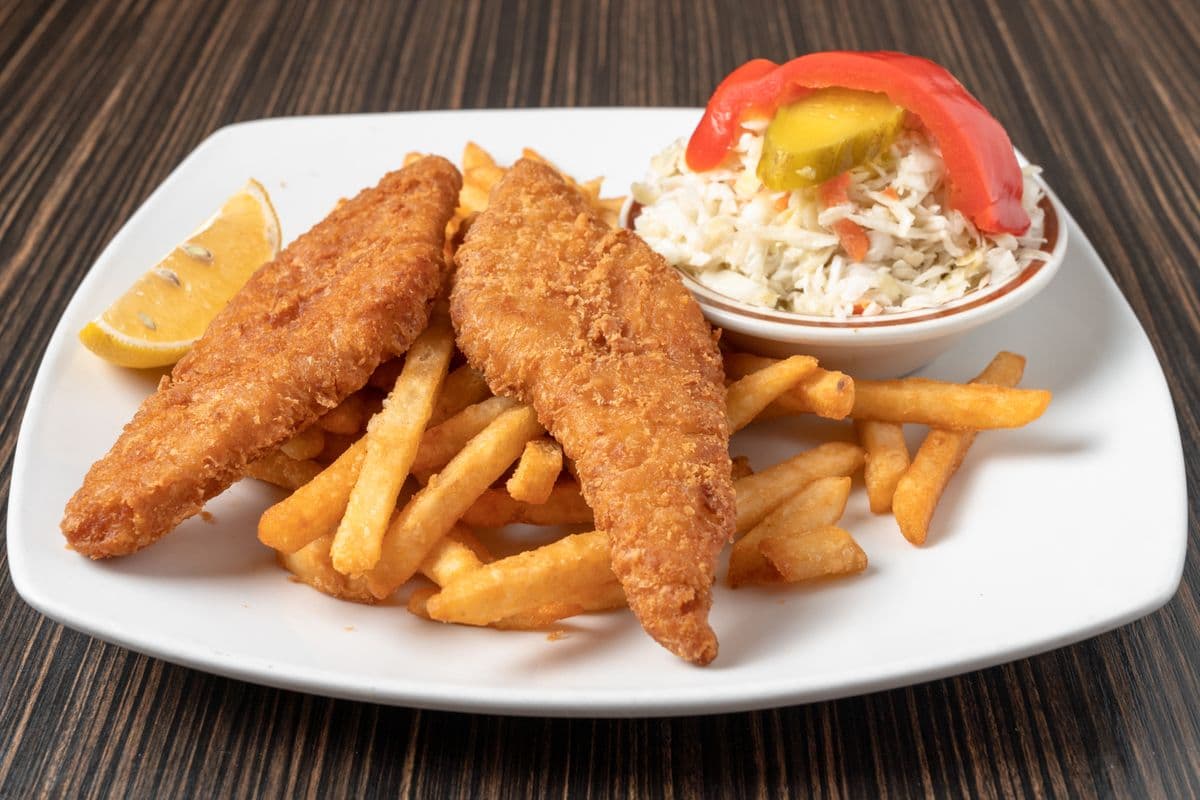 Fish N’ Chips avec salade de chou et frites