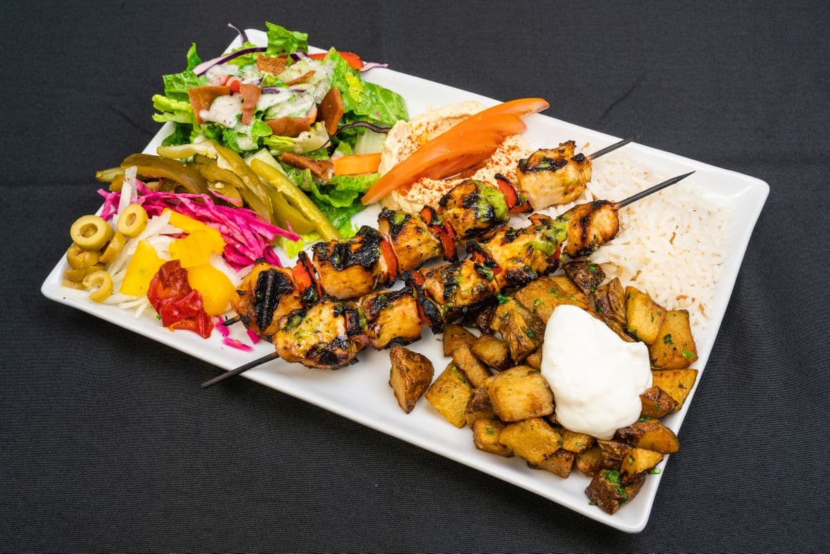 Plat de brochettes de poulet