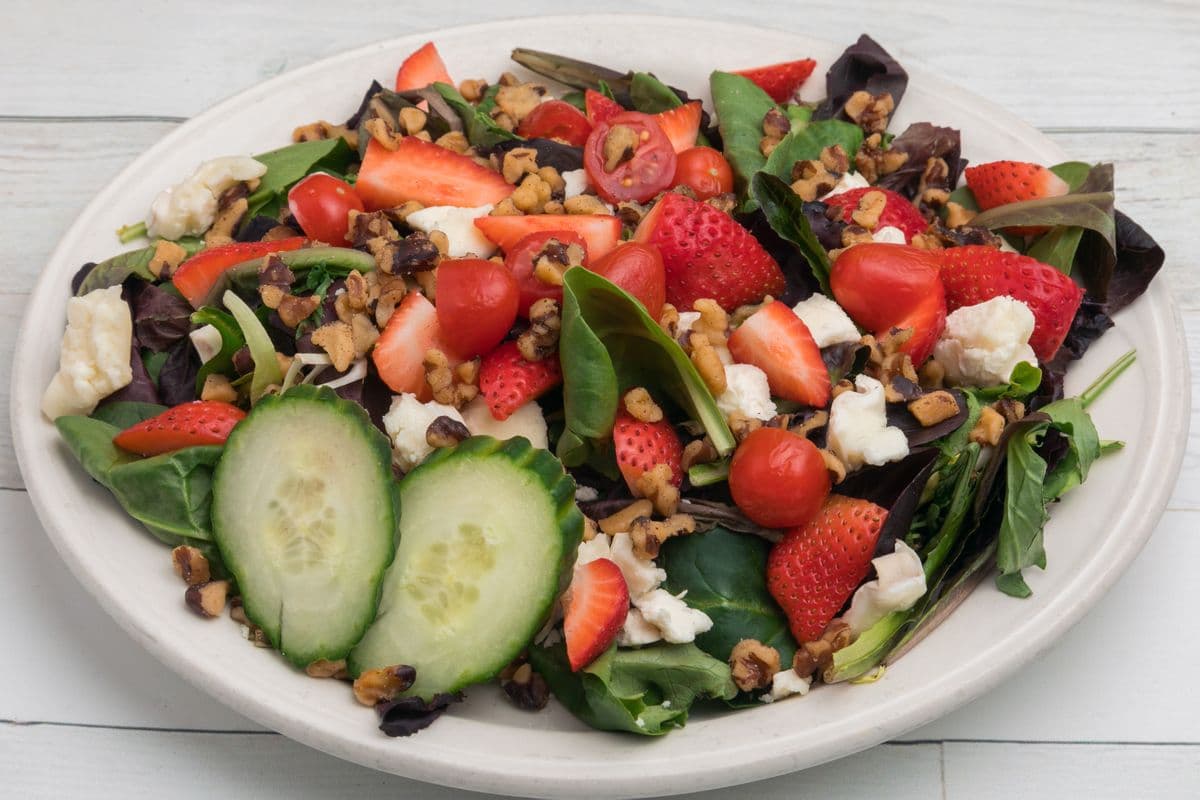 Salade de fraises, noix de Grenoble et fromage de chèvre / Strawberry, Walnut, and Goat Cheese Salad